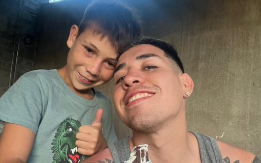 Dormía en la calle y vivía de lo que encontraba en la basura, pero un joven cambió su historia: «Ahora solo se preocupa por la escuela»