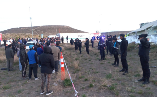 Un camión de salmón volcó y «más de 100 personas» se agolparon para llevarse el pescado