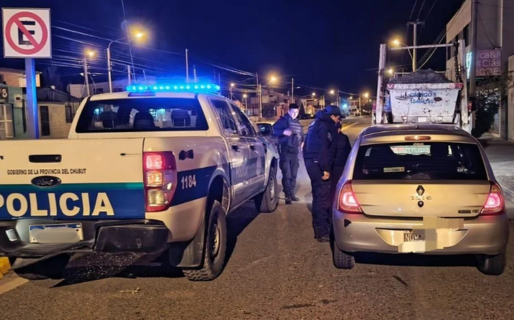 Realizaba maniobras peligrosas con el auto, lo paró la policía y le dio 2,03 en el test de alcoholemia