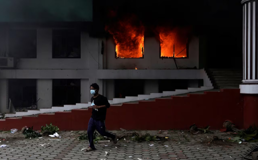 Quemaron viva a la esposa de un ex primer ministro durante las protestas en Nepal