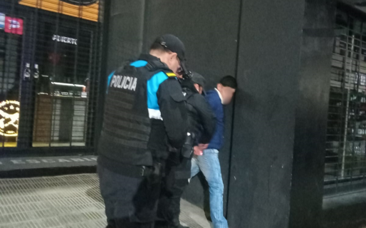 Detuvieron a un joven que intentaba abrir los autos en el centro de Comodoro