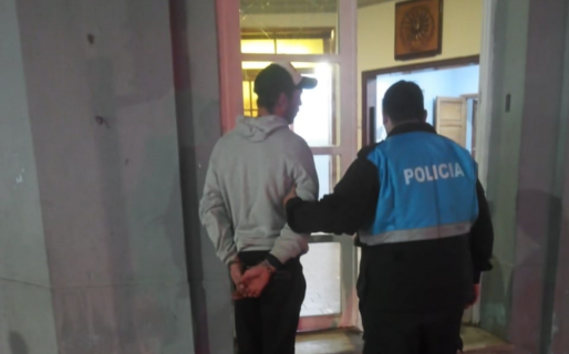 Lo atraparon intentando abrir locales y tenía un arma blanca