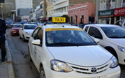 Taxis: Más años de servicio, nuevas paradas y aplicación obligatoria