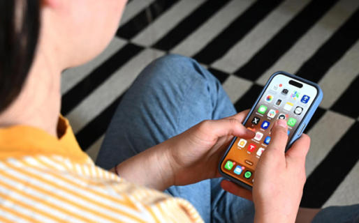 Una docente fue presa por tener material pedófilo en su celular, pero era su nieta que se grababa bailando