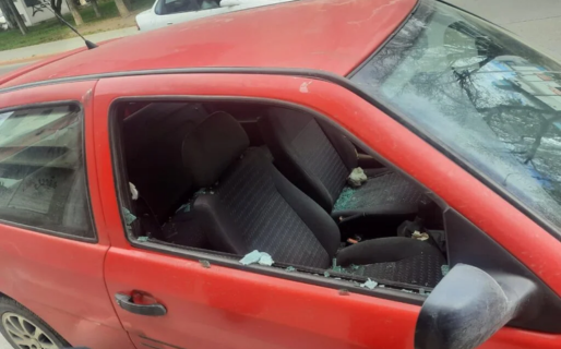 Rompió el vidrio de un auto con un escombro y trató de escapar, pero la policía lo detuvo