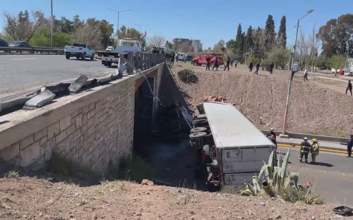 Volcó un camión con carne y los vecinos intentaron robar la carga: la policía tiró balas de goma