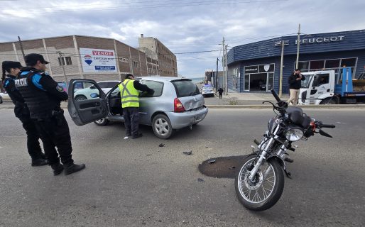 Choque en Yrigoyen entre una moto y un Renault Clio