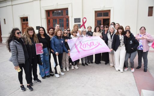 El Municipio acompañó el izamiento de la bandera rosa símbolo de la lucha contra el cáncer de mamas