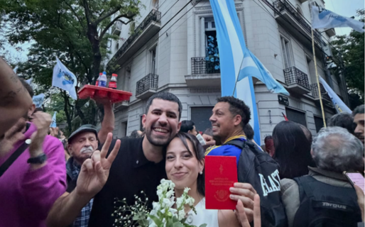 Se casaron un 17 de octubre y fueron a festejar frente a la vivienda de Cristina