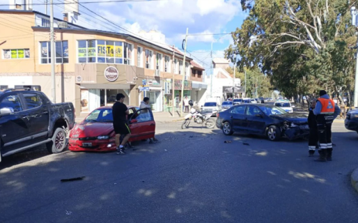 Cuatro vehículos chocaron en Avenida Portugal y Colonos Galeses