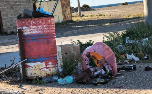 Vecinos de distintos barrios denuncian acumulación de basura en espacios públicos