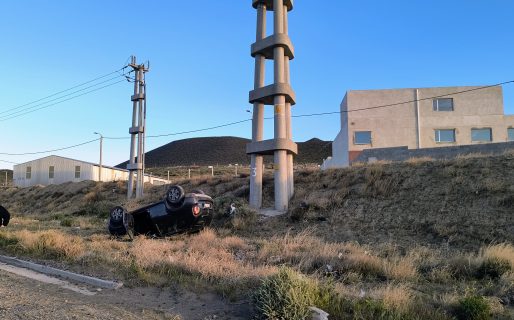 Un conductor volcó con su vehículo en el ingreso al barrio Padre Corti
