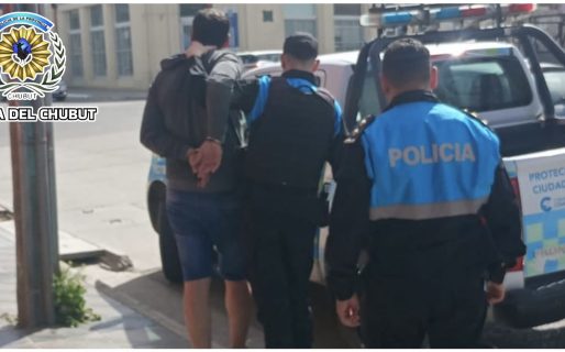 Estaba prófugo y lo atraparon mientras tomaba bebidas alcohólicas en la calle