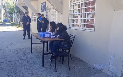 Vecinos de Laprida realizan el empadronamiento en la vereda porque no les abren la sede vecinal