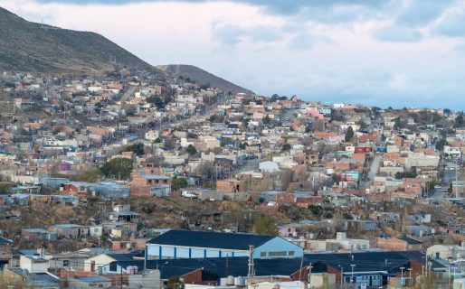 Casi la mitad de los hogares del país no accede a los servicios de gas, agua o cloacas, según el Indec