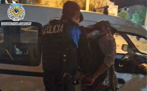 Dos mujeres y un hombre fueron detenidos por romper la puerta de un bar