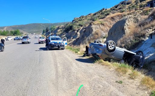 Dos mujeres hospitalizadas tras volcar en Avenida Polonia