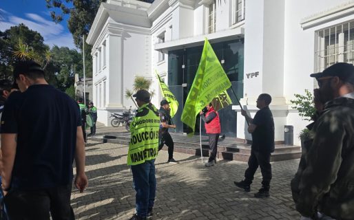 Trabajadores de UOCRA reclaman en YPF por pagos pendientes tras despidos voluntarios