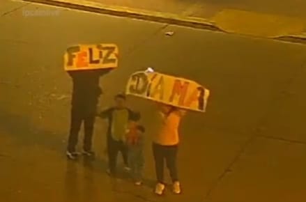 Conmovedor: son de Corrientes y sorprendieron a sus madres usando las cámaras de la Costanera