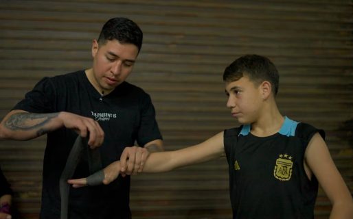 Rescató a un nene que revolvía la basura y ahora recibe amenazas del papá biológico: “Te exploto la casa”