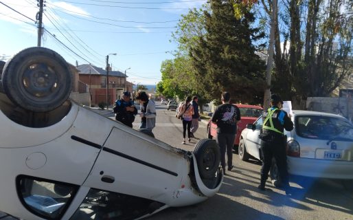 Un joven chocó contra tres autos estacionados y volcó