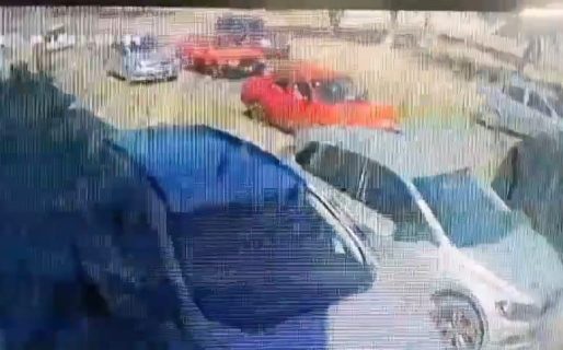 Le robaron el auto empujándolo, pero se cansaron y lo dejaron tirado