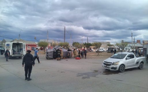Impactante accidente: una mujer quedó atrapada en su camioneta volcada