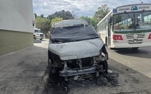 Incendio intencional de una camioneta secuestrada a metros de la Seccional Primera: «Fue un hecho osado»
