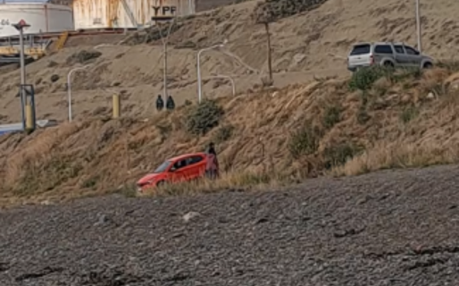 Un amanecer accidentado en la playa de Km3: el auto no aguantó la pasión
