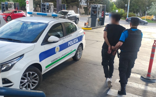 Llamó la atención por beber alcohol en una estación de servicio y lo llevaron detenido por tener pedido de captura