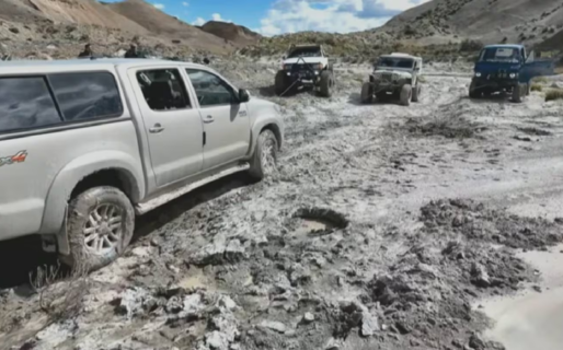 Rescatistas logran liberar la camioneta empantanada de la pareja desaparecida