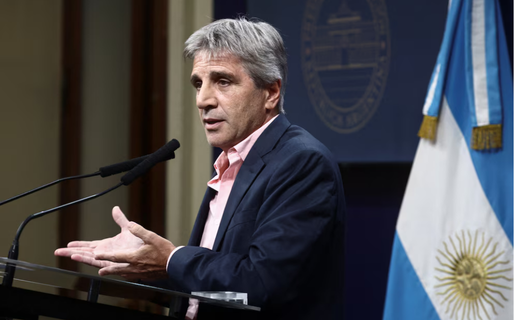 Caputo aseguró que el dólar se va a mantener dentro de la banda, pero se negó a señalar un precio