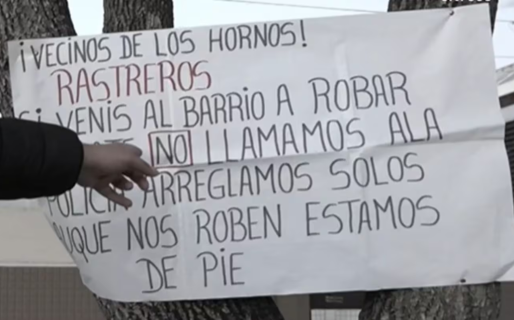 Armados y cansados: vecinos de La Plata ponen carteles para avisar que si les roban, se van a defender