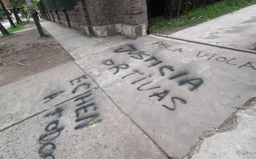 Tres alumnos atacaron brutalmente a otro en pleno horario escolar