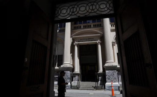 El Tesoro ya empezó a vender los dólares del campo para contener la suba del tipo de cambio, según operadores