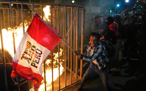 Perú declara el estado de emergencia tras las masivas protestas que dejaron un muerto y más de 100 heridos