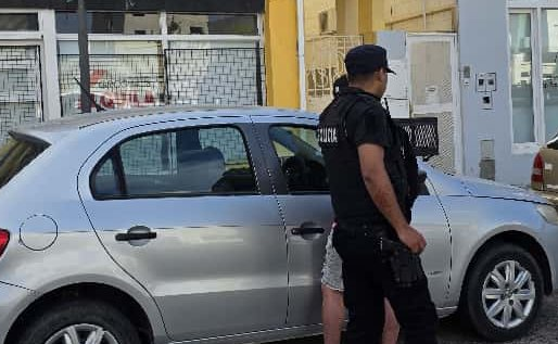 Un joven vio su celular robado en venta, se reunió con el ladrón para comprarlo y el hecho casi termina de la peor manera