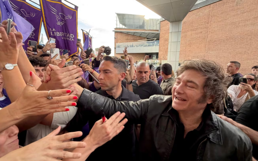 Javier Milei cierra la campaña en Rosario con todo el Gabinete y los principales candidatos