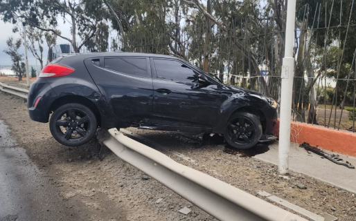 Despiste en Ruta 3: una conductora perdió el control y chocó contra el cerco del Chalet Huergo