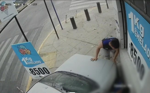 Un hombre perdió el control del auto, se subió a la vereda y atropelló a una mujer y a sus dos hijos