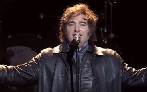 El Presidente cantó un clásico de Charly García en el arranque del acto donde presentará su nuevo libro