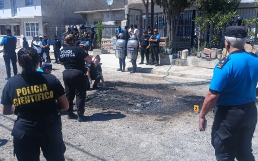 Manifestación terminó en horror: rociaron y quemaron a dos mujeres policías en Chubut