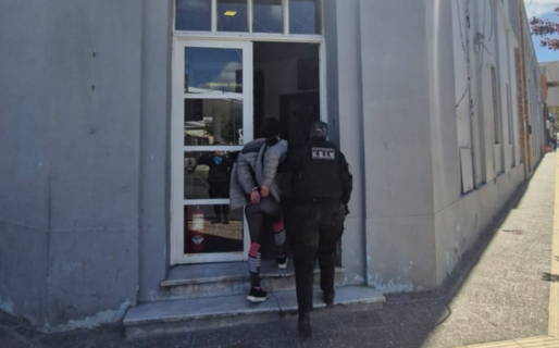 Bebía alcohol dentro de un supermercado y descubrieron que tenía pedido de captura