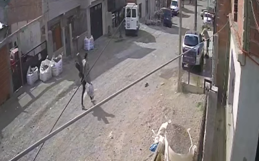 Se conocieron imágenes del robo en Máximo Abásolo: captaron al ladrón huyendo con los instrumentos