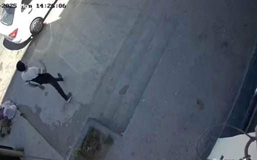 Robó un celular del asiento trasero de un taxi y quedó grabado: «Tengan cuidado con esos malvivientes»