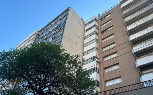 Estaba colgado en un séptimo piso colocando un cartel y un vecino cortó la soga