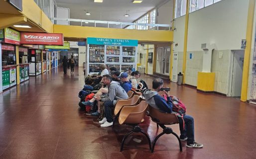 Decenas de pasajeros siguen varados en la Terminal: “Estoy acá hace dos días”