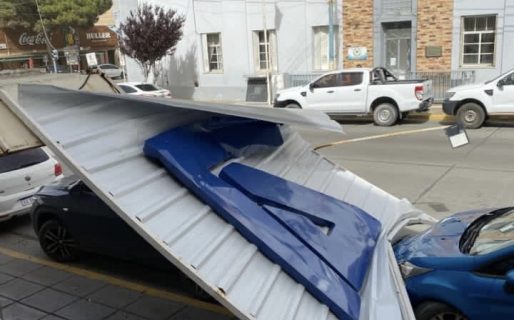 Por las fuertes ráfagas de viento se voló el techo de la sucursal céntrica de La Anónima 