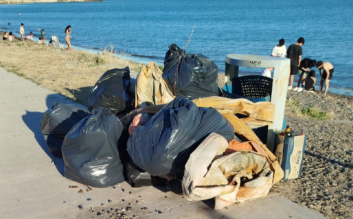 Vecinos reclaman acumulación de residuos en la playa: “Hace días que está igual”
