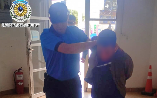 Fue captado por las cámaras de seguridad cuando intentaba robar dos botellas de licor